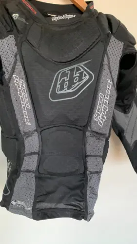 Plastron Troy Lee Designs + Fly F-16 pants à Chêne-Bougeries
