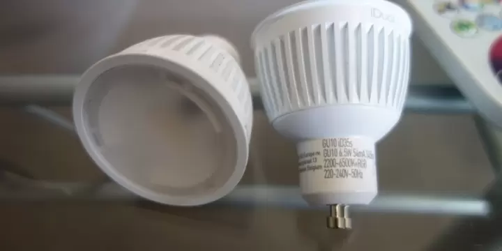 2 ampoules réflecteurs LED changement de couleurs