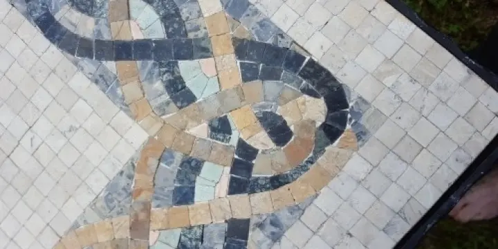 	 A vendre table en fer forgé avec plate