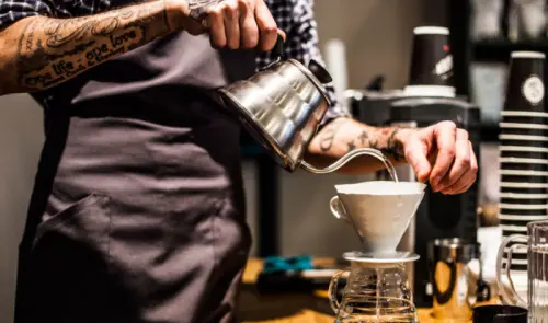 Le barman / le barista à Genève