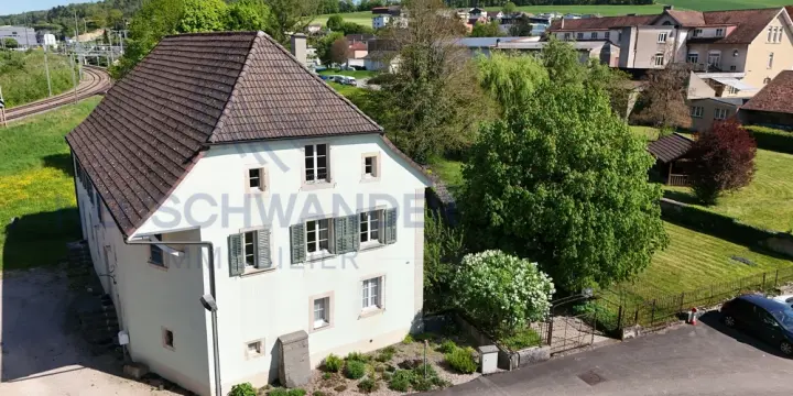 Petit immeuble au coeur de la ville dans un quartier en impasse