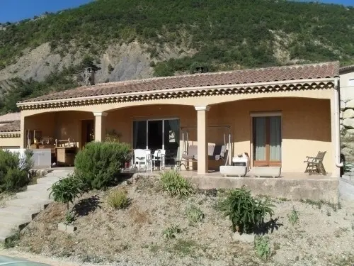 Belle maison provençale en France  à Condorcet