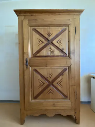Petite armoire ancienne, bonnetière de chalet  en sapin, à Carouge