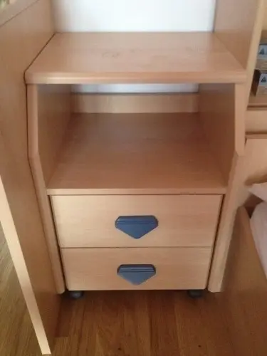 Meuble de chevet en excellent état à Cressier