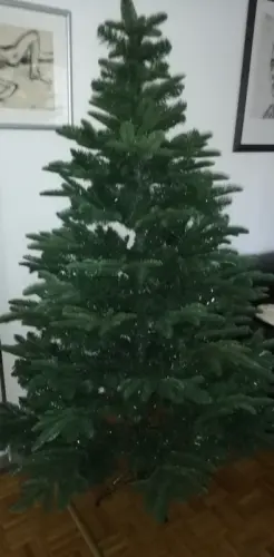 Sapin de Noël synthétique, fait très réel à Lausanne