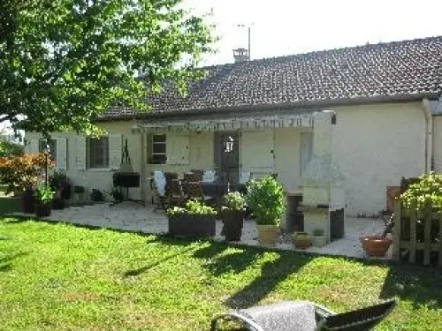 maison avec terrain clos et arboré à saint-vincent-en-bresse