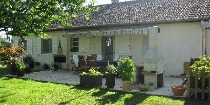maison avec terrain clos et arboré