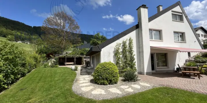 Sur les hauteurs de la ville avec une splendide vue sur le Moron