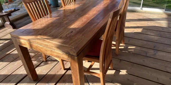 1 table et 4 chaises en tek pour salle à manger ou jardin/ terrasses / véranda