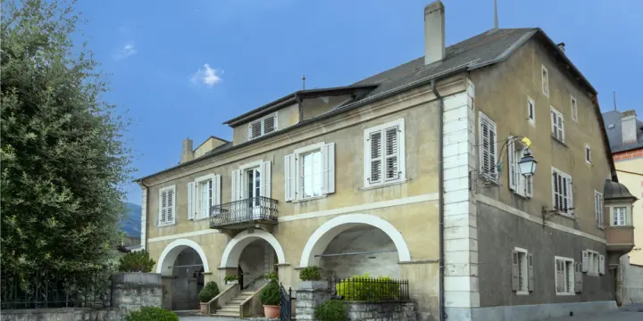 HABITATION DE MAITRE EXCEPTIONNEL 6.5 PCES PLEIN COEUR DE SIERRE