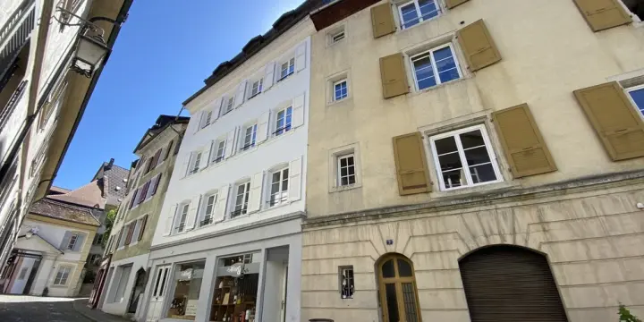 Duplex de 2,5 pièces entièrement rénové.