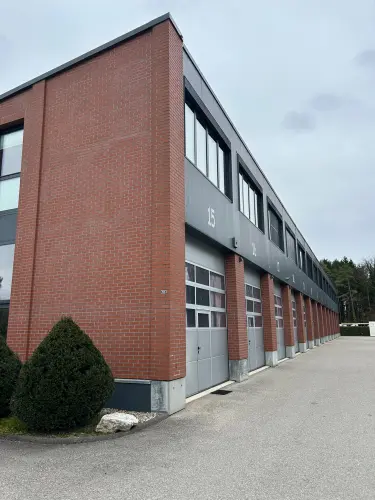 Grand box de 120m2 (rez + étage) à louer dans halle modulable à Marin-Epagnier