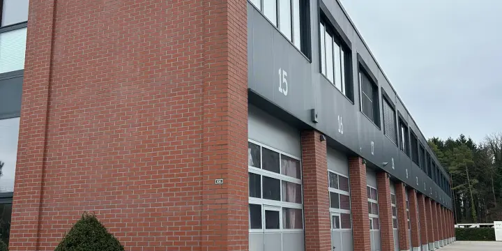 Grand box de 120m2 (rez + étage) à louer dans halle modulable