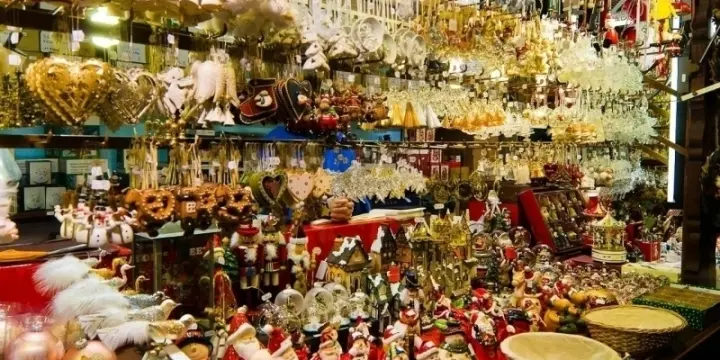 Assistant du vendeur de bonbons pour le marché de Noël