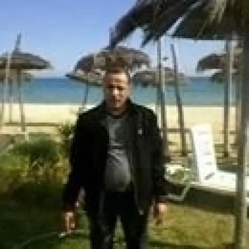 homme blessé cherche la stabilité à bizerte