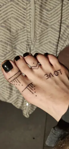 Jolie petite brune tatouée de 1m56 avec jolis petits pieds
