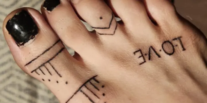 Jolie petite brune tatouée de 1m56 avec jolis petits pieds