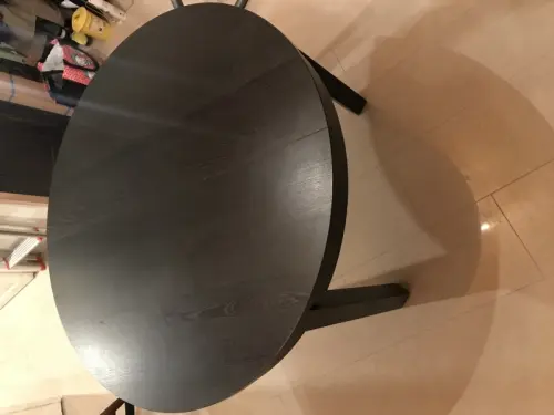 Table ronde avec 6 chaises à Eclépens