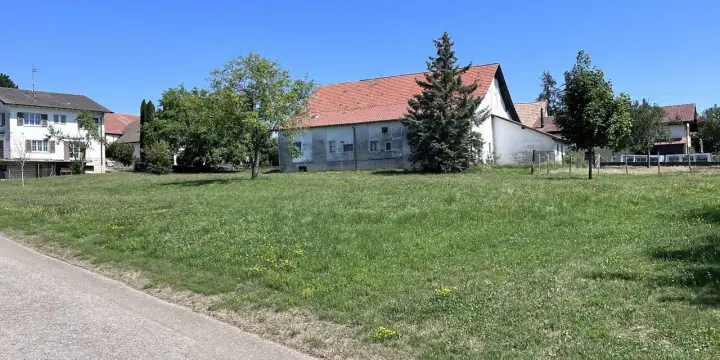 À vendre terrain à bâtir viabilisé et plat de 720 m2 à Bure