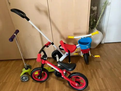 Ensemble vélos + trottinette à Carouge