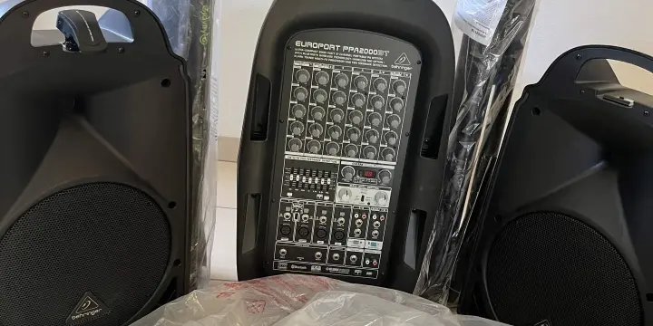 Behringer PPA2000BT Système de sonorisation portable 8 canaux + trépieds offerts