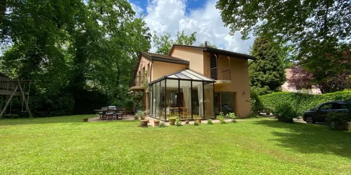 Belle villa individuelle au calme avec grand jardin à Carouge