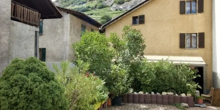 Demeure atypique avec beaucoup de surface au sein du village d'Ardon