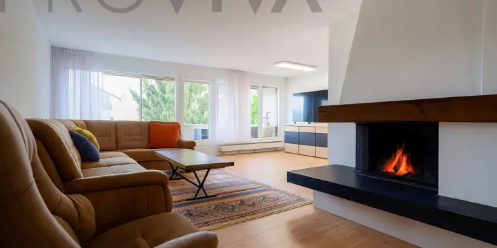 Lichtdurchflutete Wohnung mit Balkon und grüner Umgebung