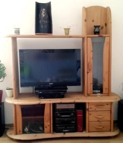 Paroi TV-HIFI en bois massif à Bienne