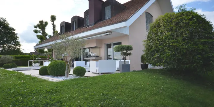 Une propriété avec deux villas séparées, un accès direct au lac.