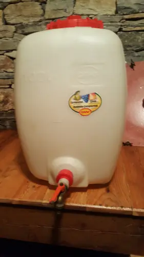 N° 607 1 fût en plastique contenance de 100L frs 100.00 e à Ayent