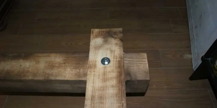 Lit neuf en bois massif vieilli avec LED, prise et tablette