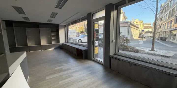 Local commercial de plain-pied avec vitrine