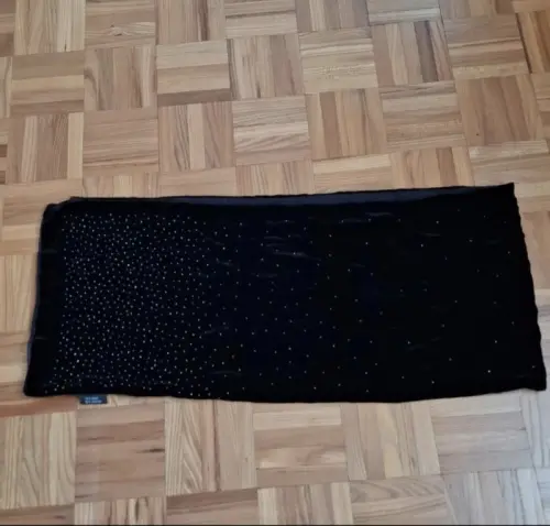 Écharpe noire avec brillants comme neuve à Moutier