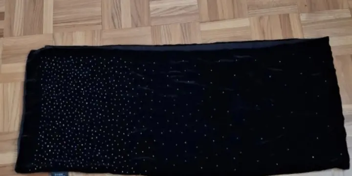 Écharpe noire avec brillants comme neuve