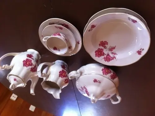 Vaisselle des années 1950-60 à LaTour deTrême