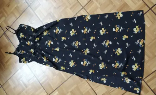 Robe noire à fleurs Divided Comme neuve à Moutier