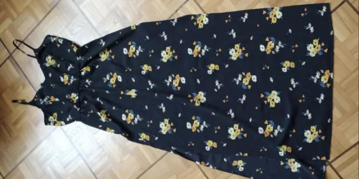 Robe noire à fleurs Divided Comme neuve