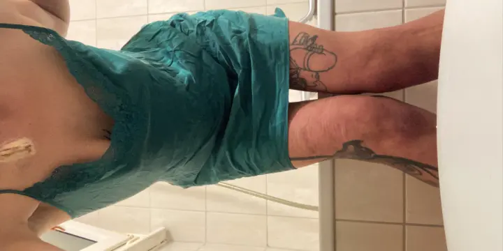 Jeune fille tatouee prete a l’aventure