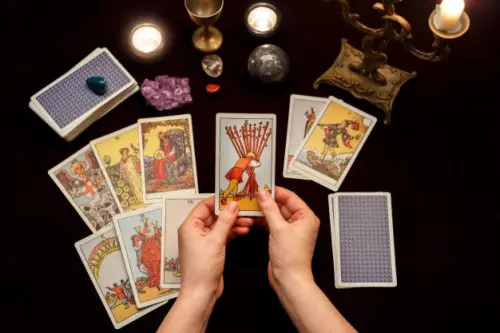 Voyance Tarot Guidance Sorcellerie Occidentale à Mannens