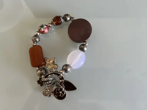 Bracelet marron argenté et perles à Nyon