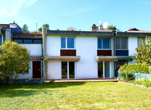 Charmante maison contiguë de 5.5 pièces postmoderne à vendre à Courtedoux