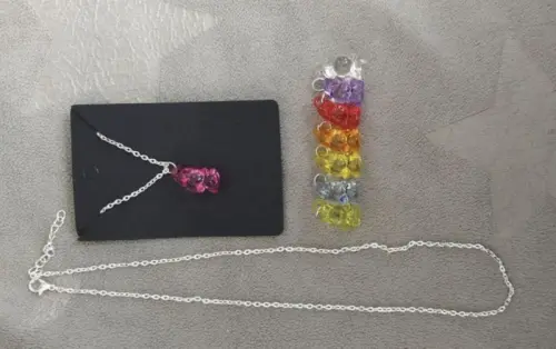 Lot de 2 colliers + 8 pendentifs "lapins" neufs à Moutier