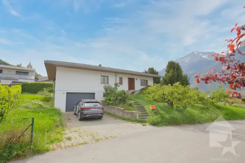 Villa traditionnelle avec grand sous-sol implantée sur une grande parcelle de 1'075 m2
