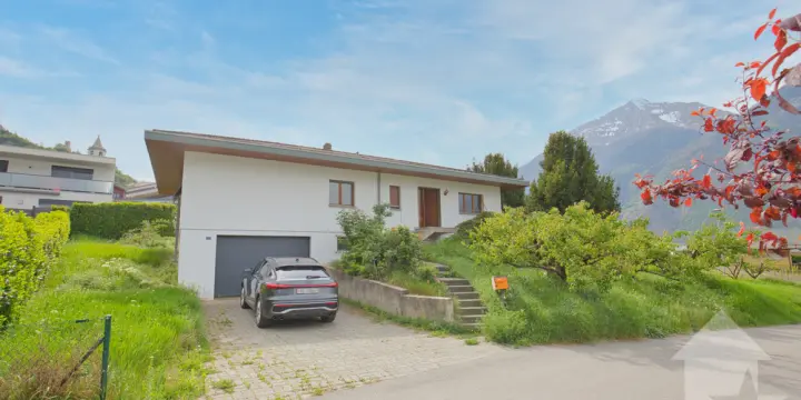Villa traditionnelle avec grand sous-sol implantée sur une grande parcelle de 1'075 m2