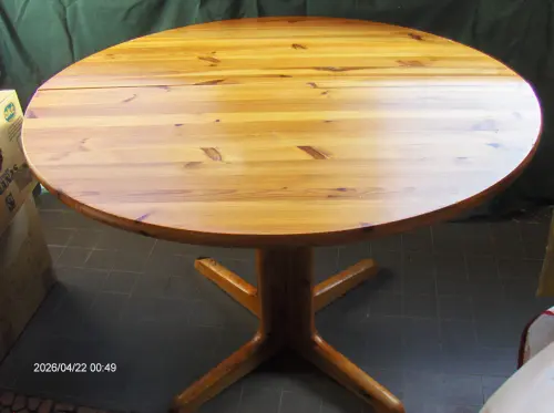 Disponible table ronde en pin ,2 chaises à Villars-sur-Ollon