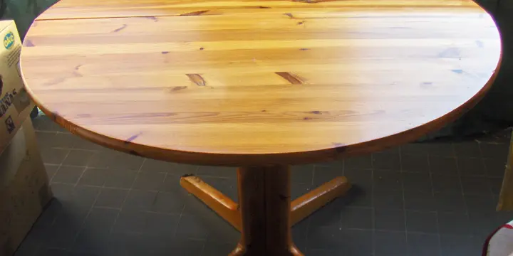 Disponible table ronde en pin ,2 chaises