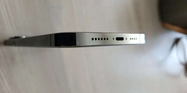 iPhone 13 Pro Max avec Apple Watch SE.