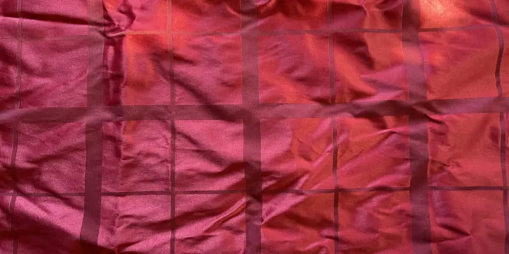 nappe rectangulaire enduite  rouge à carreaux 285 x 134 cm