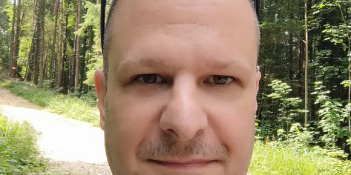 Raphaël 45 ans divorcé  recherche un nouveau bonheur à 2 .